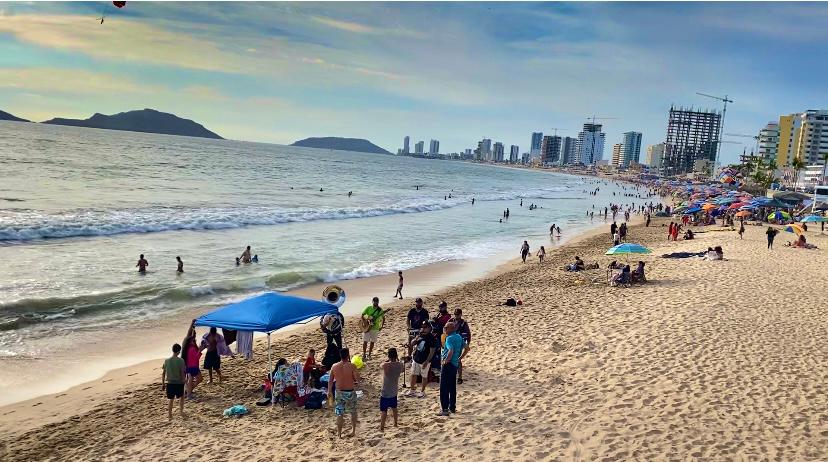 Personas disfrutando de la playa