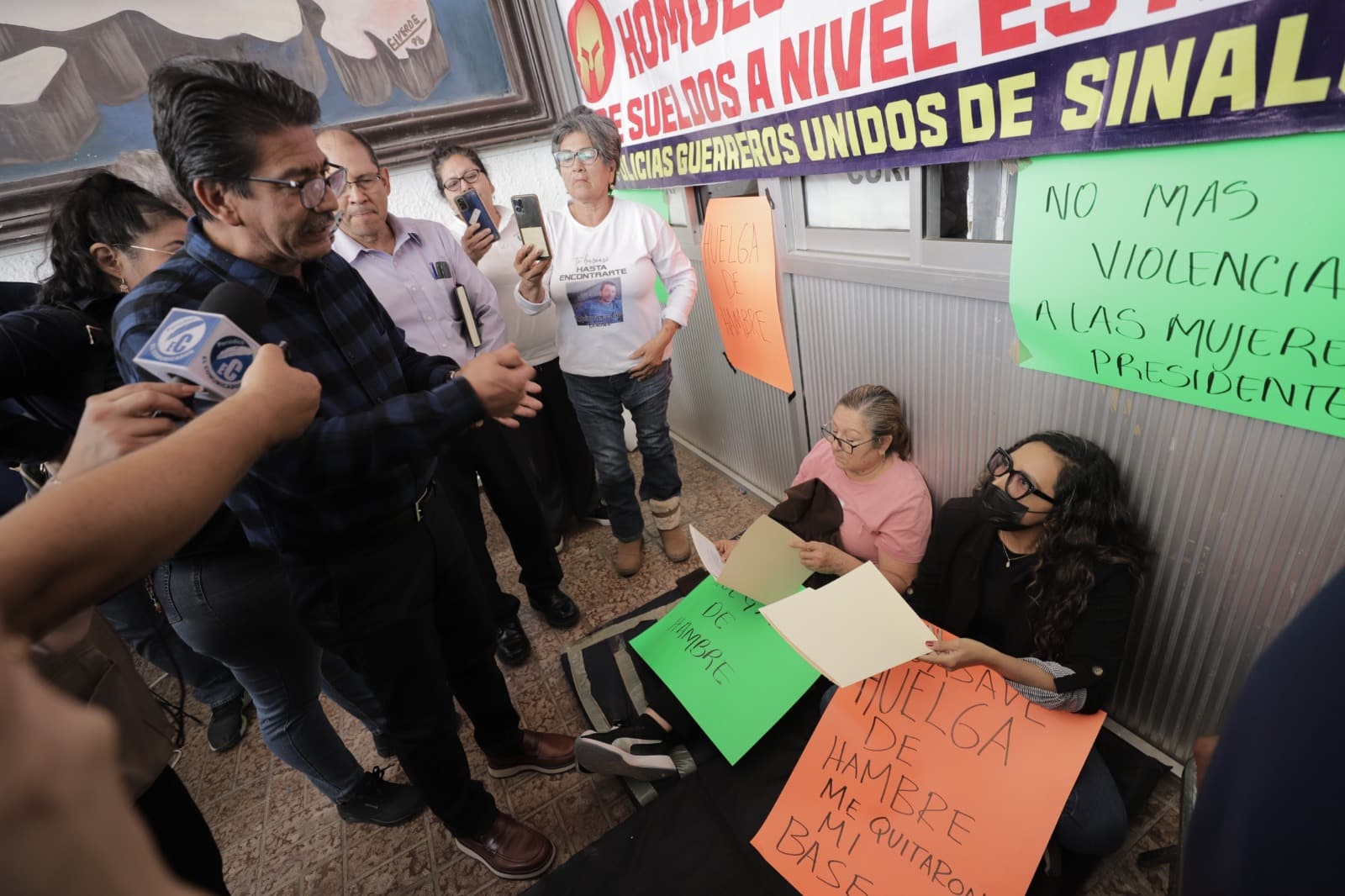 Personas haciendo huelga