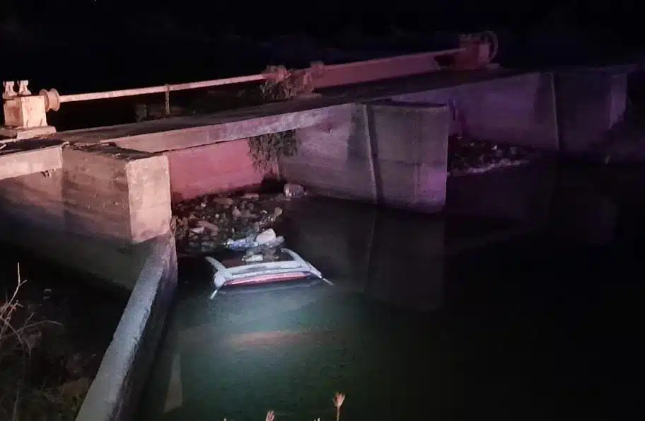 Camioneta sumergida en un canal de agua