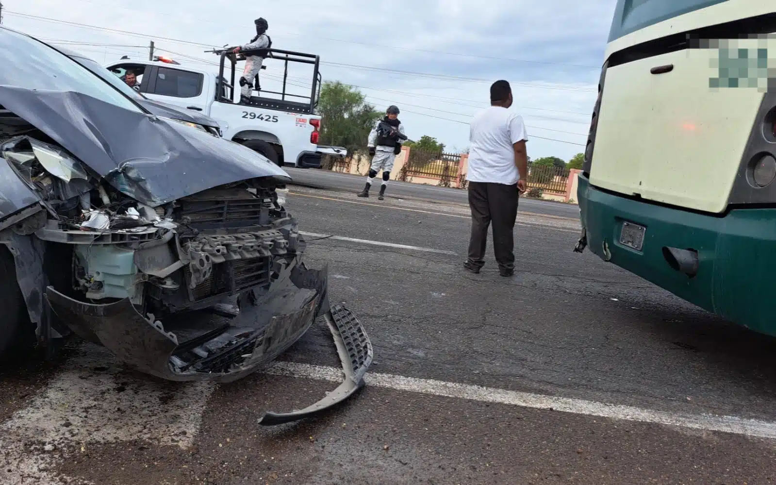 Choque de Sedan y Autobús