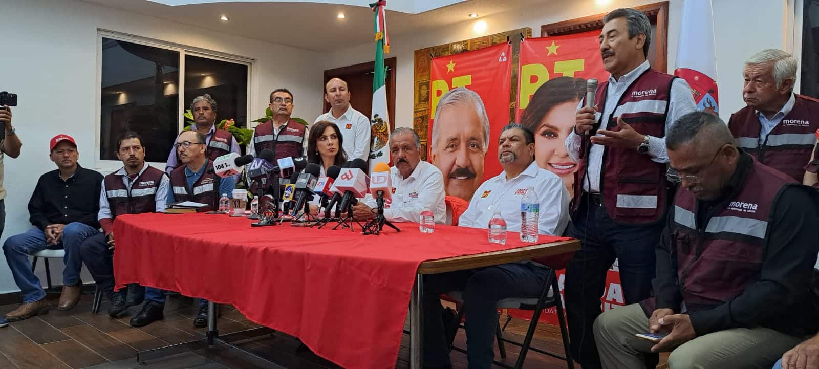 Rueda de prensa de morenistas