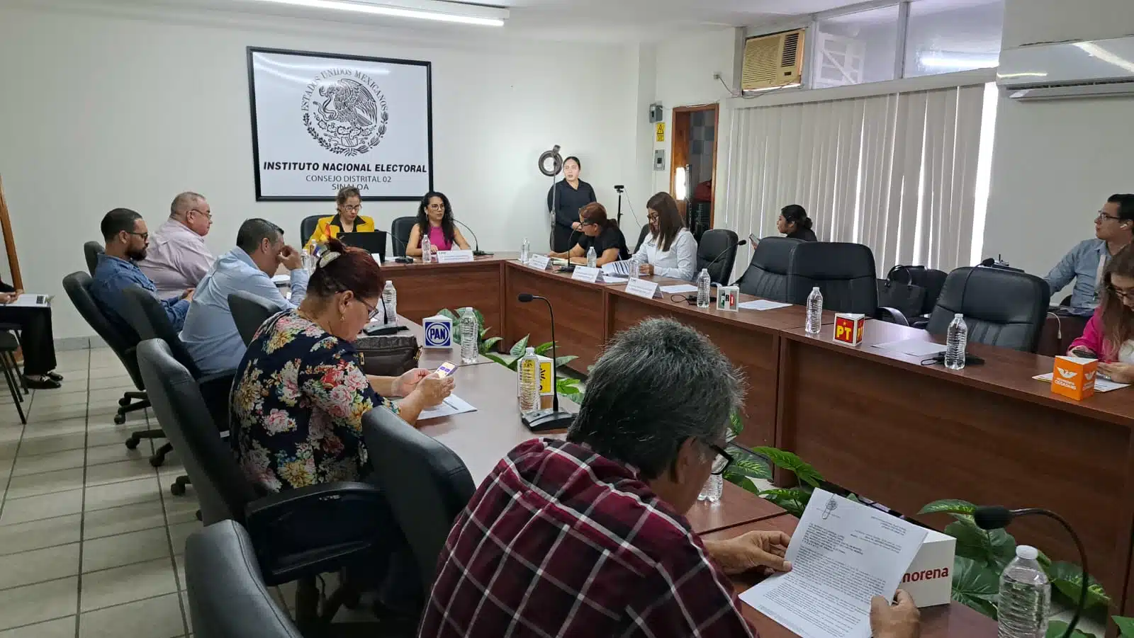 Grupo de personas reunidas en el INE