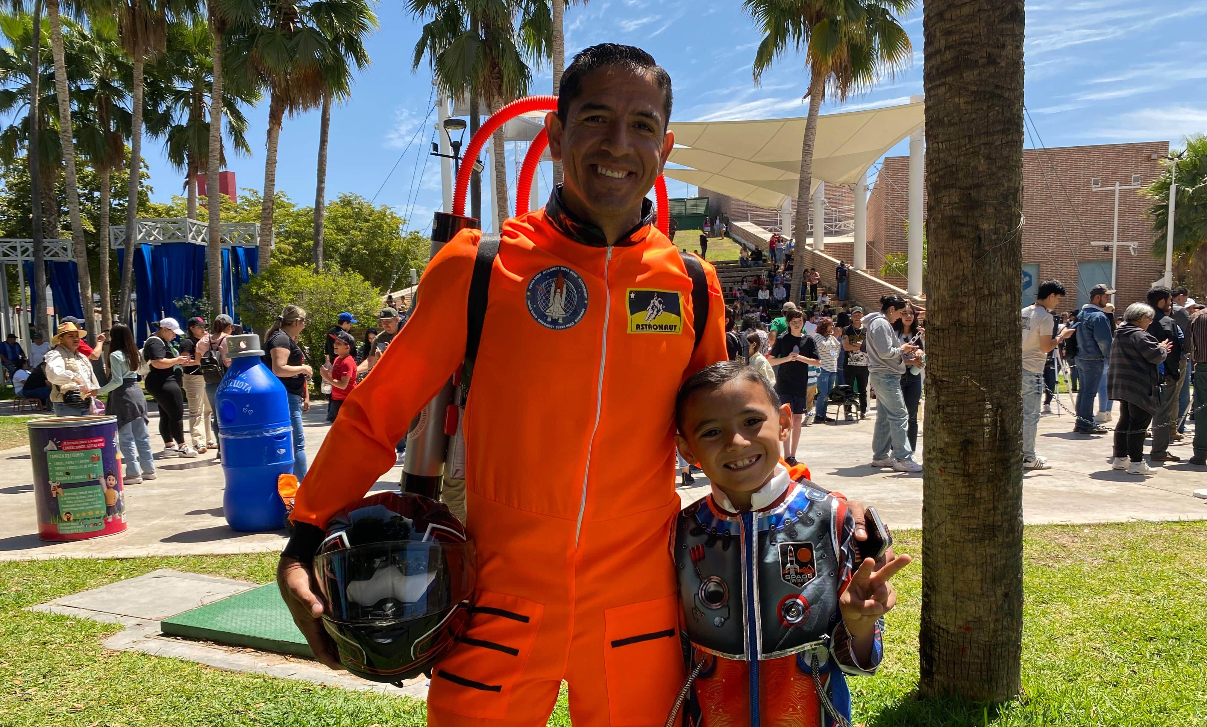 Persona vestida de astronauta con niño