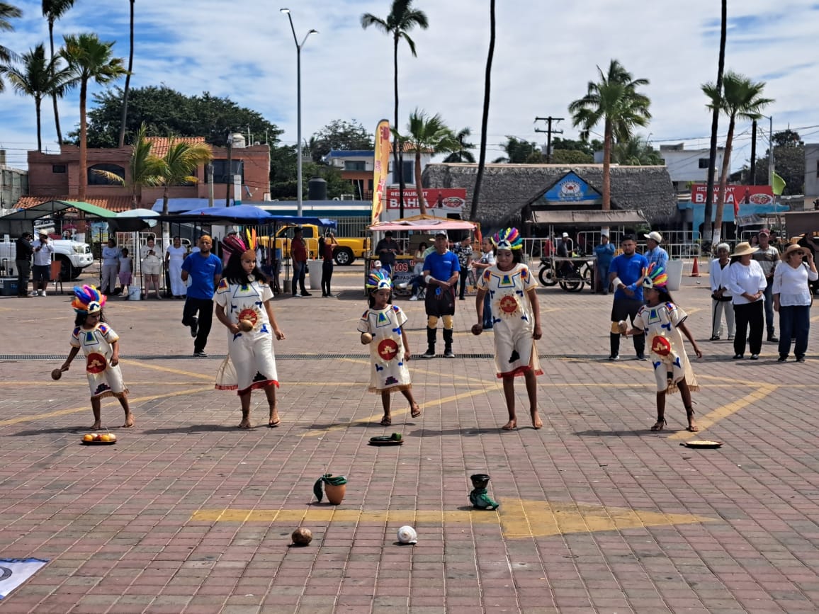 Niñas haciendo ritual prehispánico