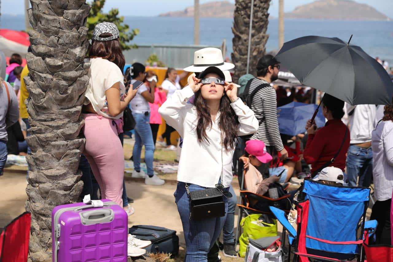 Personas con lentes de eclipse