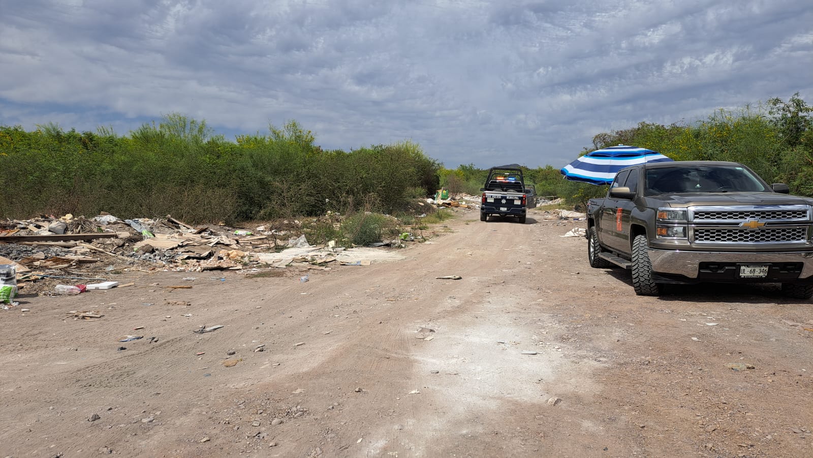 Monte con camionetas de FGE y osamenta carbonizada