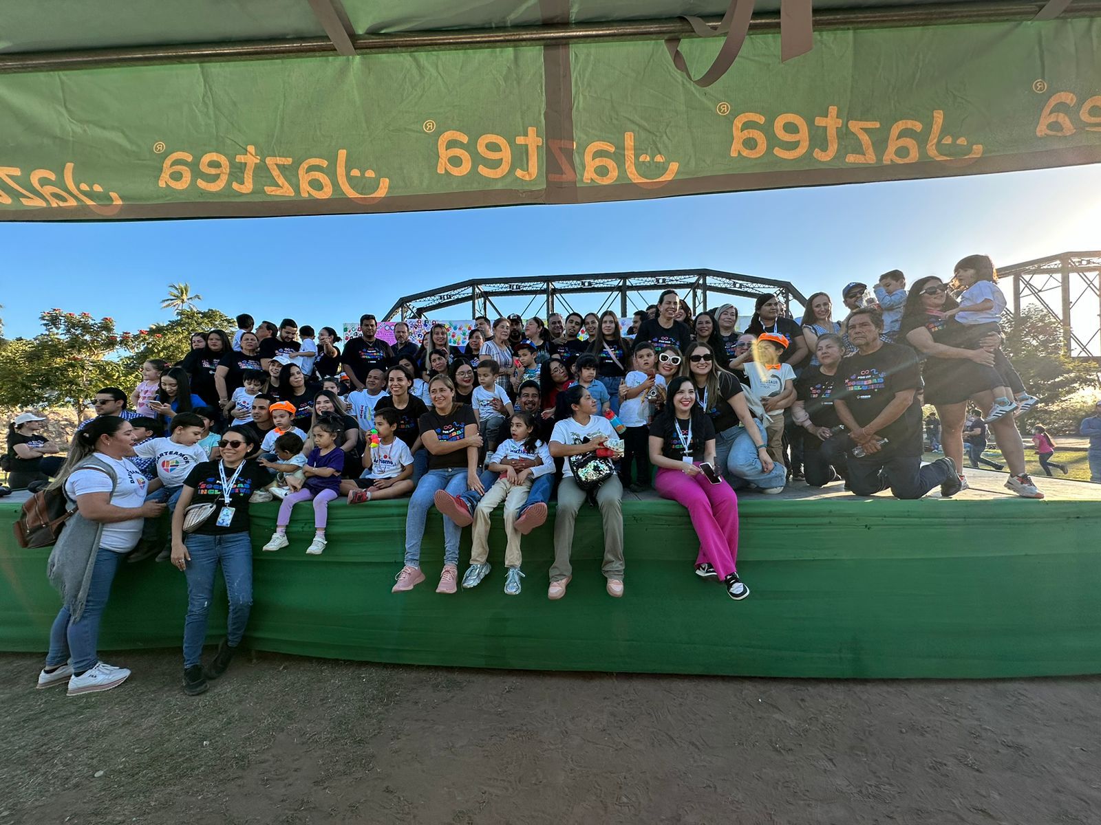 Niños y papás tomámndose la foto del recuerdo