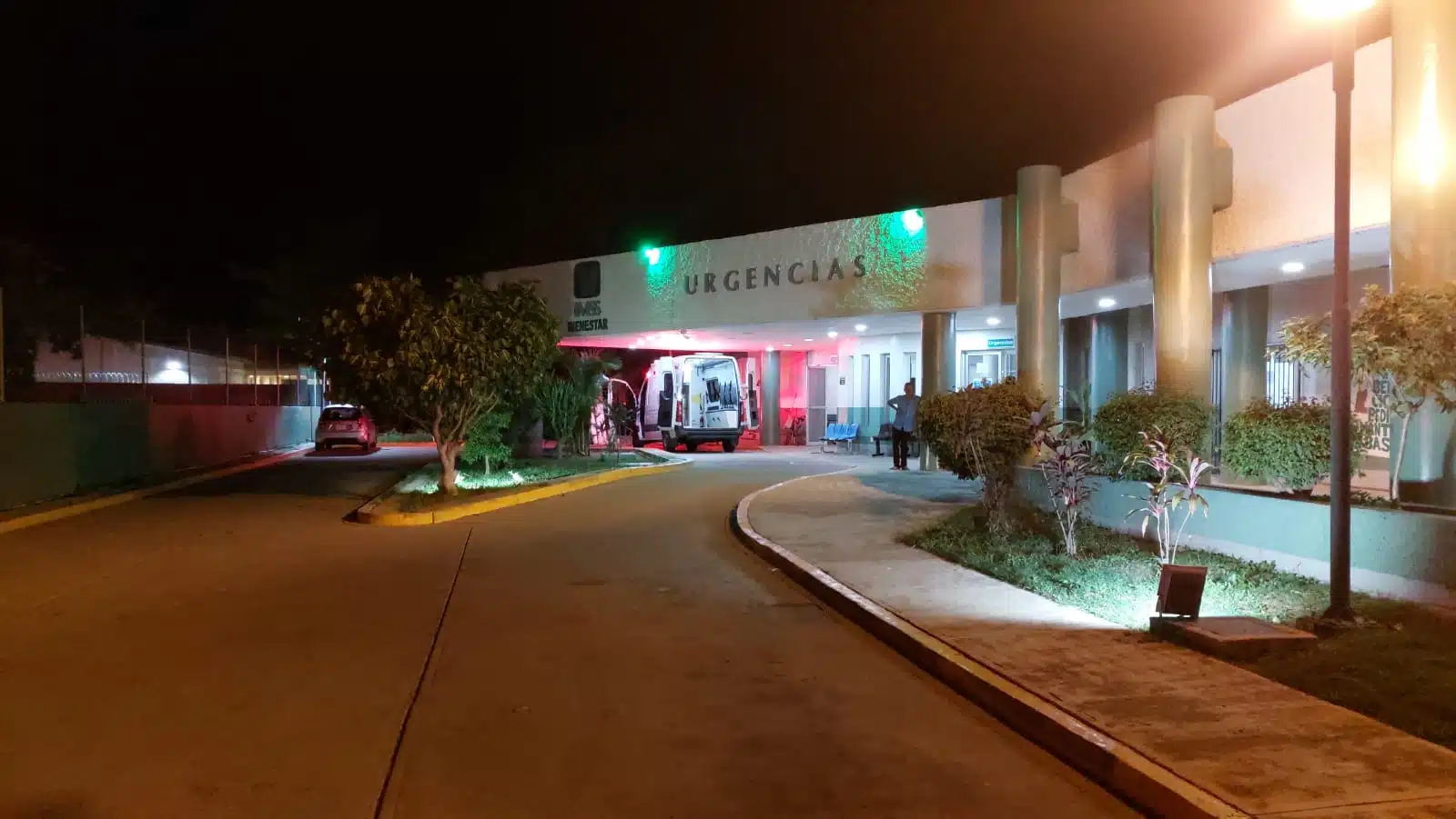 Ambulancia en hospital de Mazatlán