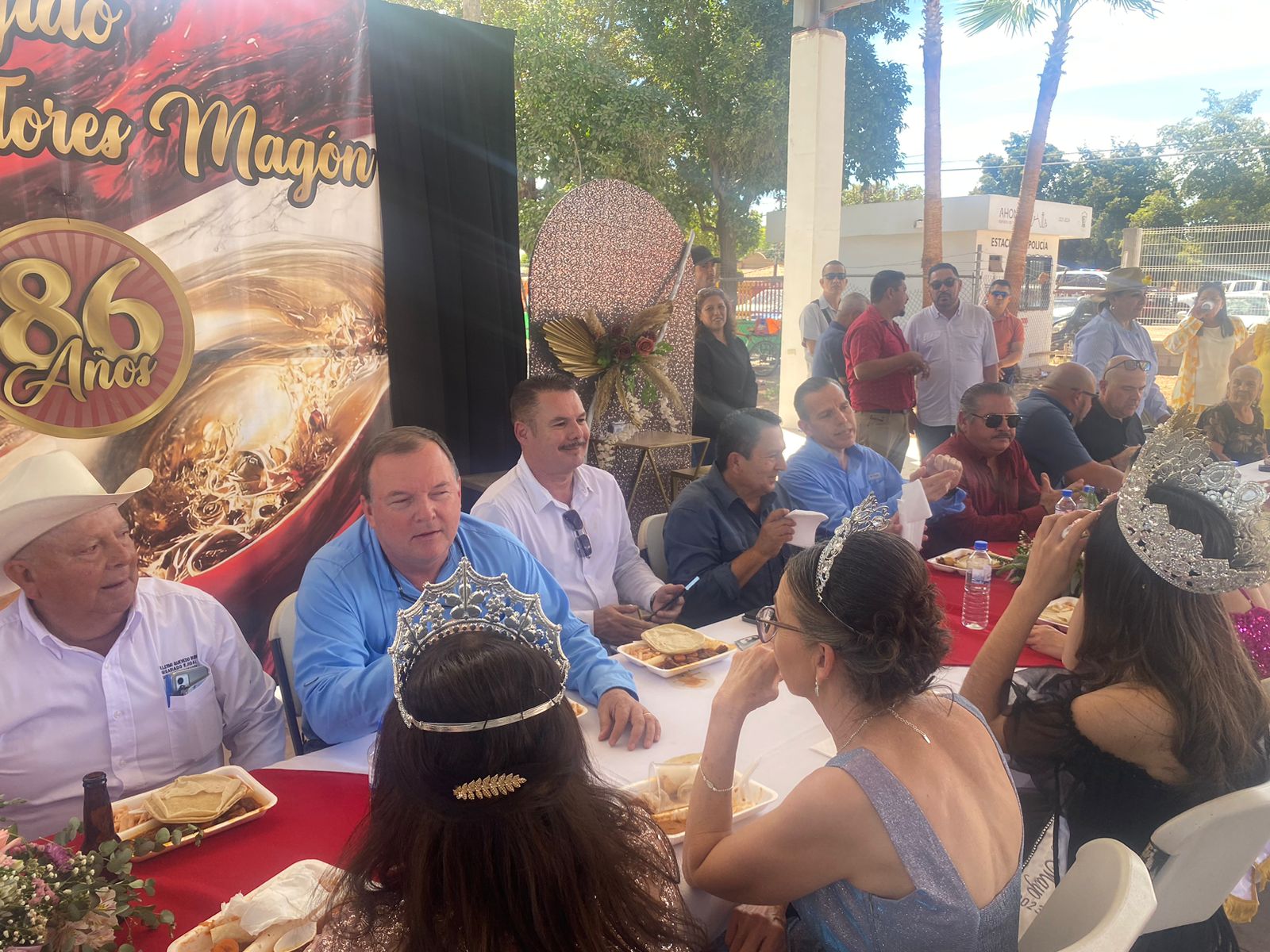 Alcalde con reinas del ejido Flores Magón