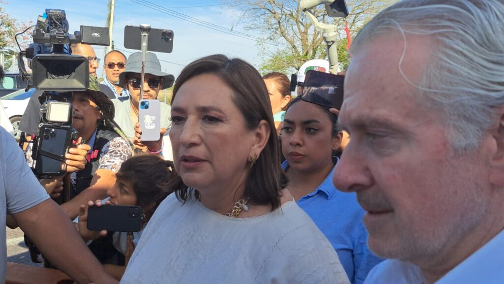 La candidata Xóchitl Gálvez Ruiz atiende a productores tras su visita a Sinaloa