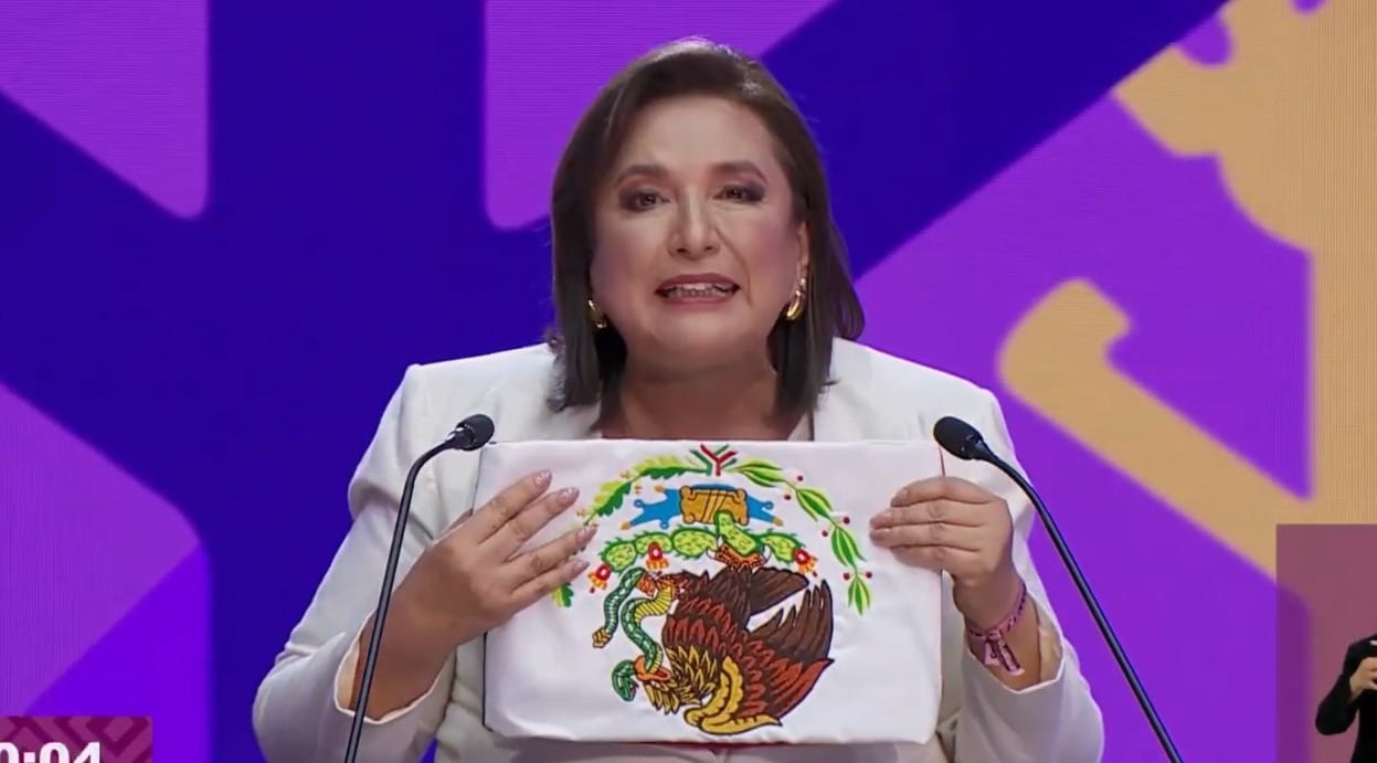 Xóchitl Gálvez con el escudo de la bandera de México alrevez