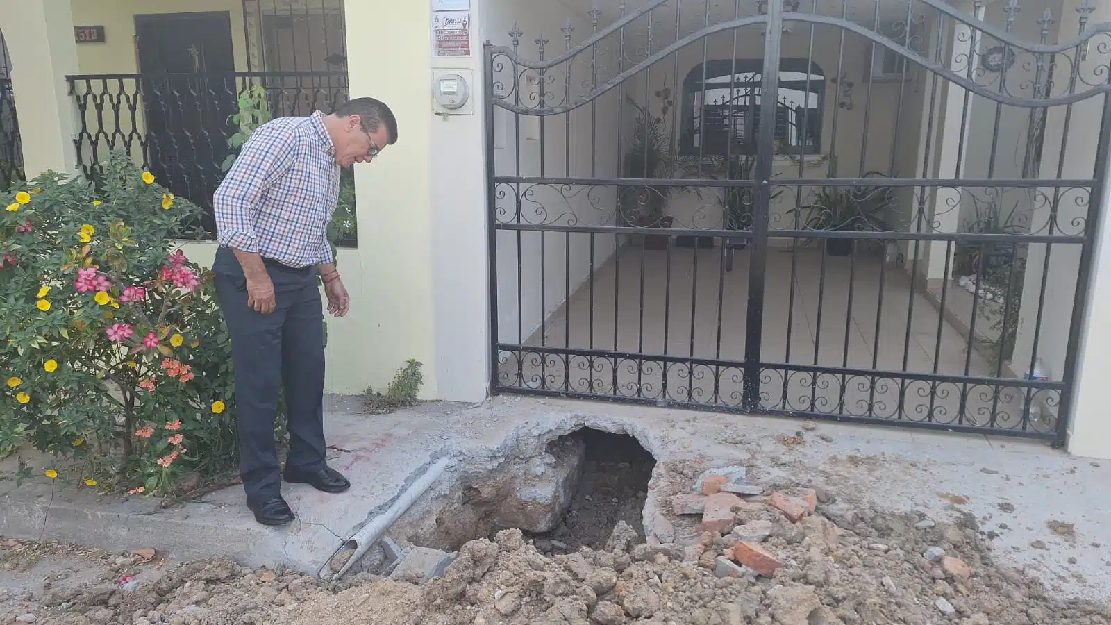 Atención al derrame de aguas en la colonia Villa Galaxia