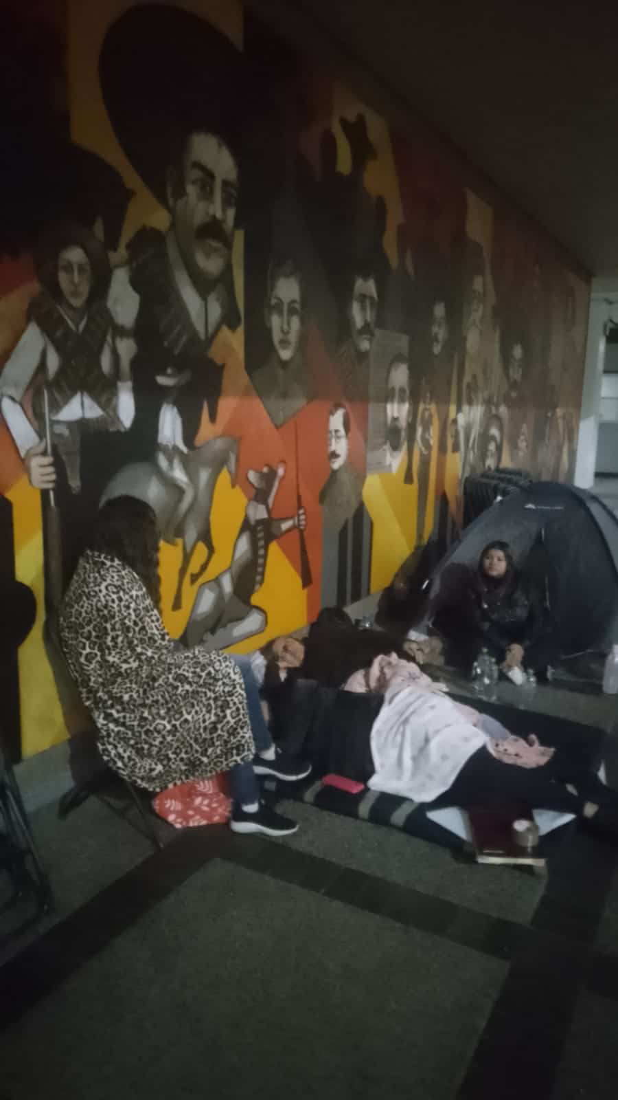 Manifestantes continúan con su huelga de hambre en la explanada del palacio de gobierno estatal, en la ciudad de Culiacán