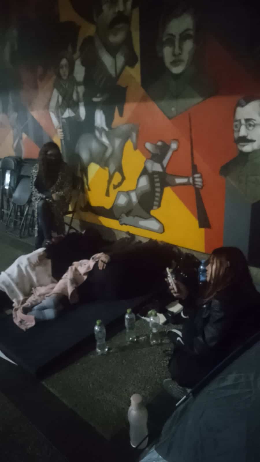 Manifestantes continúan con su huelga de hambre en la explanada del palacio de gobierno estatal, en la ciudad de Culiacán