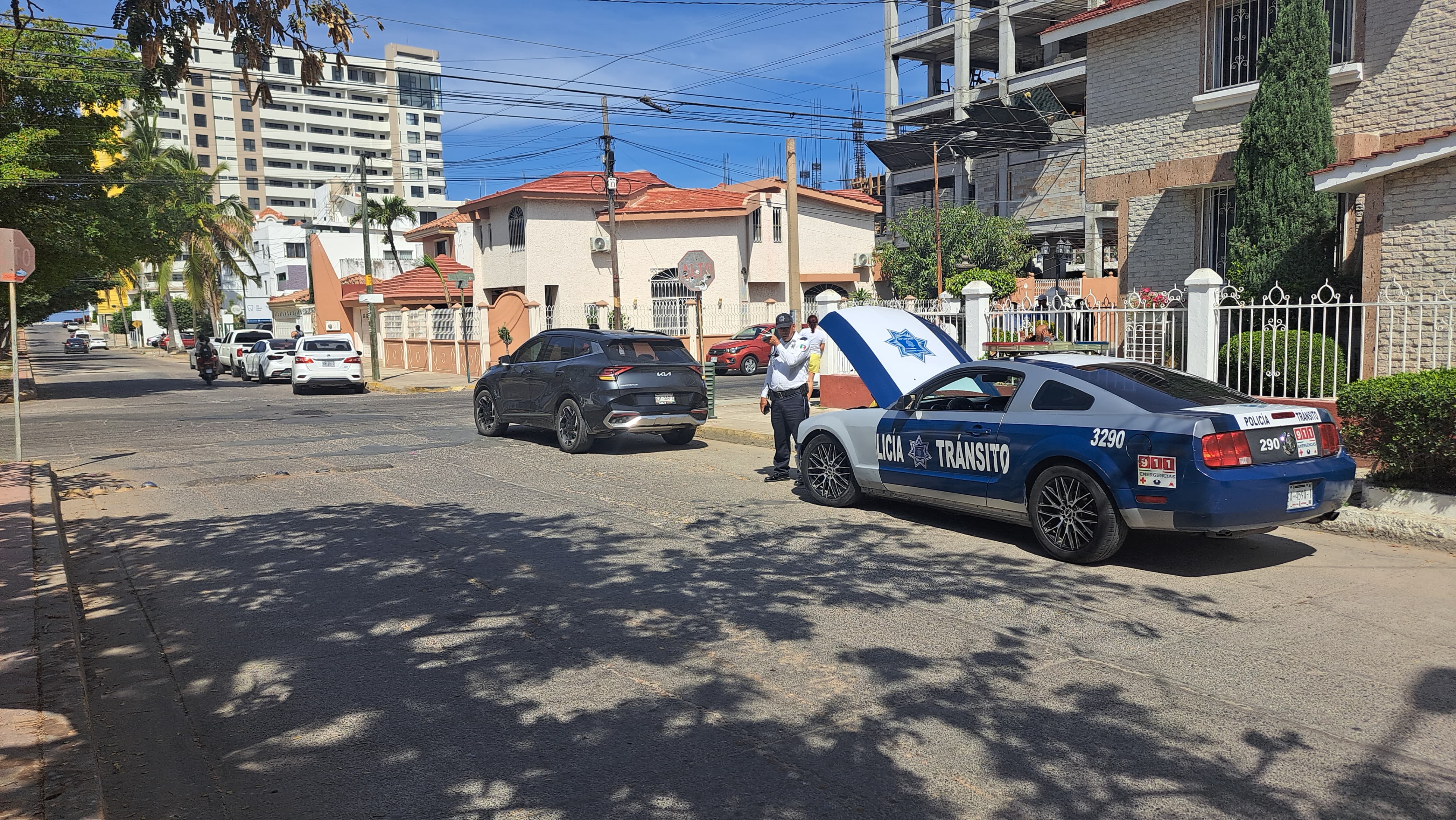 Conductor choca contra un automóvil en Mazatlán