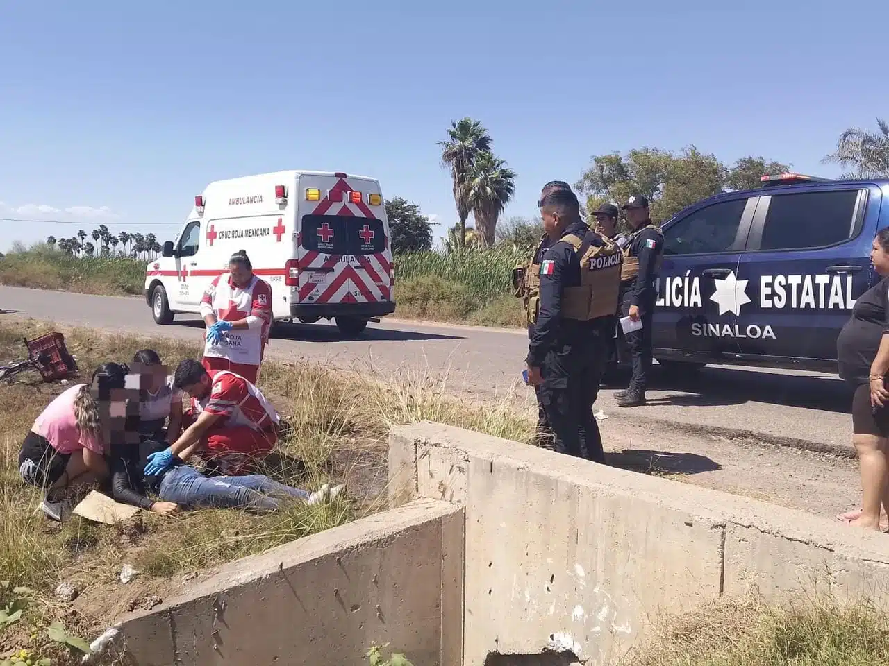 Paramédicos de cruz roja Guasave atienden a personas accidentadas.