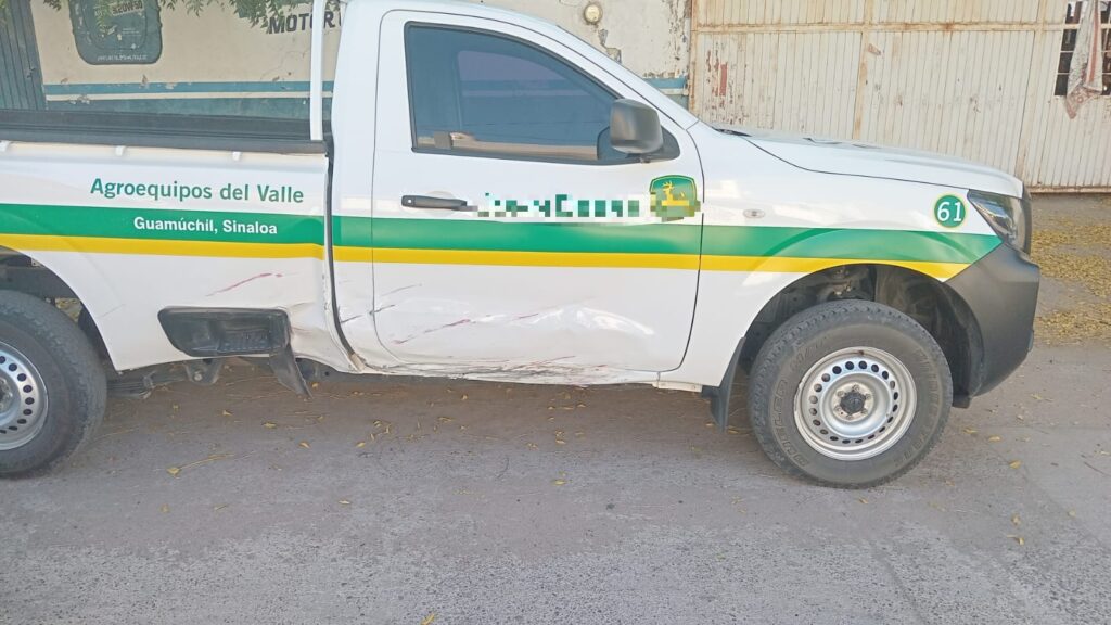 Camioneta color blanco tras accidente en Guamúchil