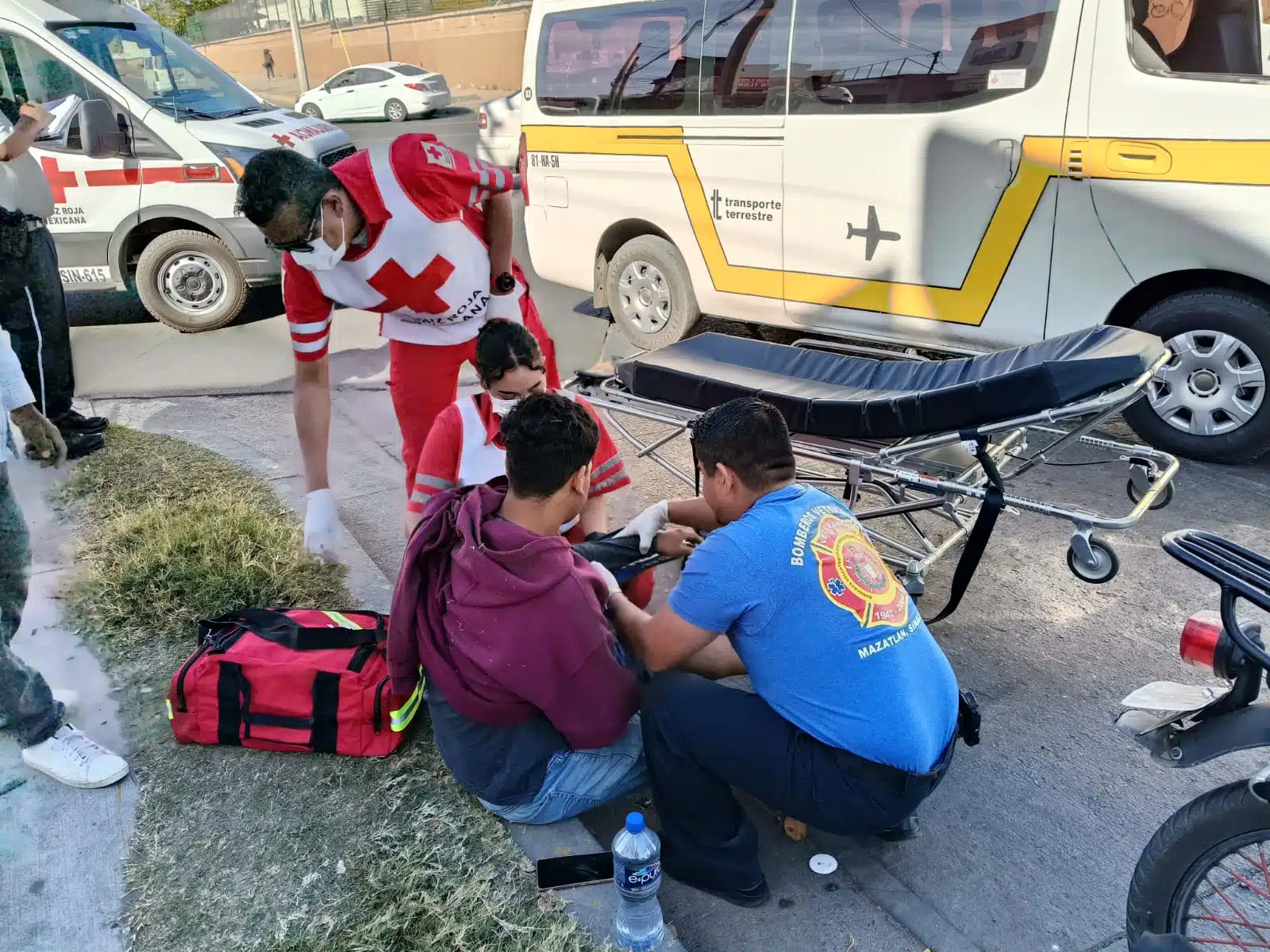 Paramédicos de Cruz Roja atendiendo a lesionados.