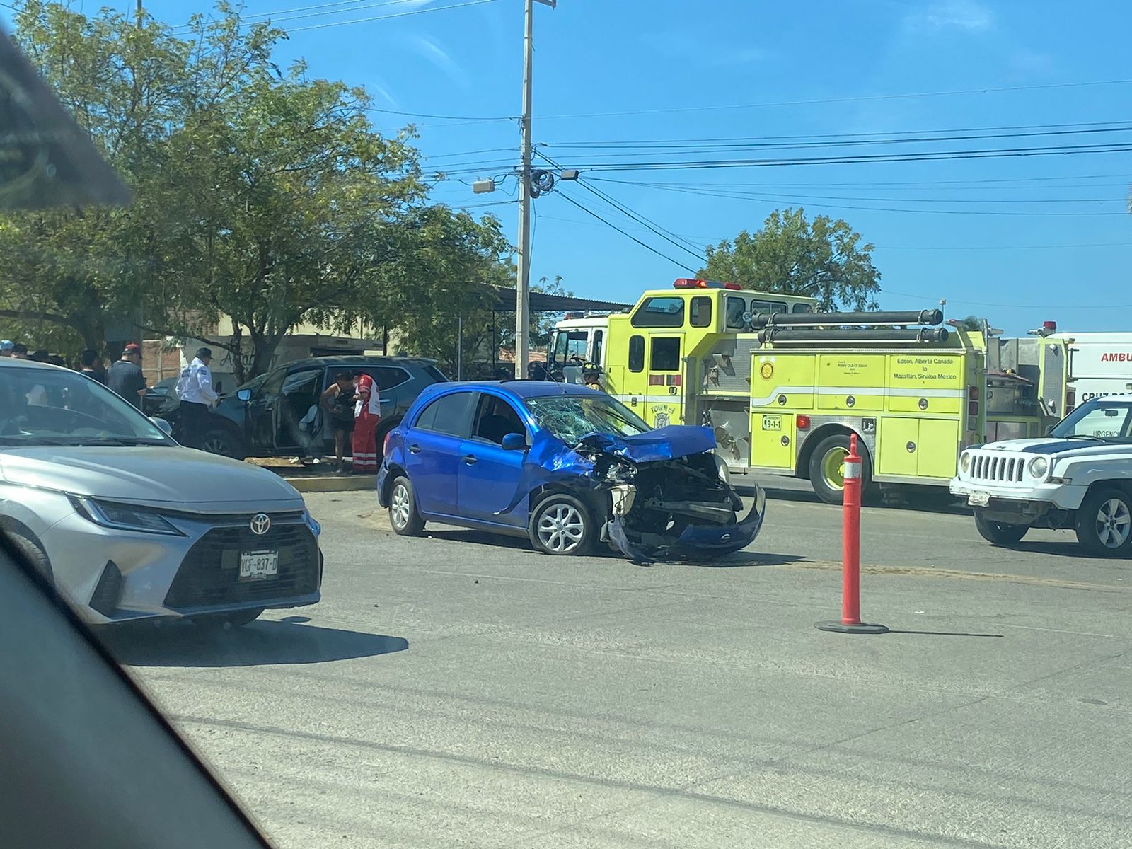 Elementos de Bomberos Veteranos Mazatlán de la estación Fovisste y ambulancia en el lugar del accidente.