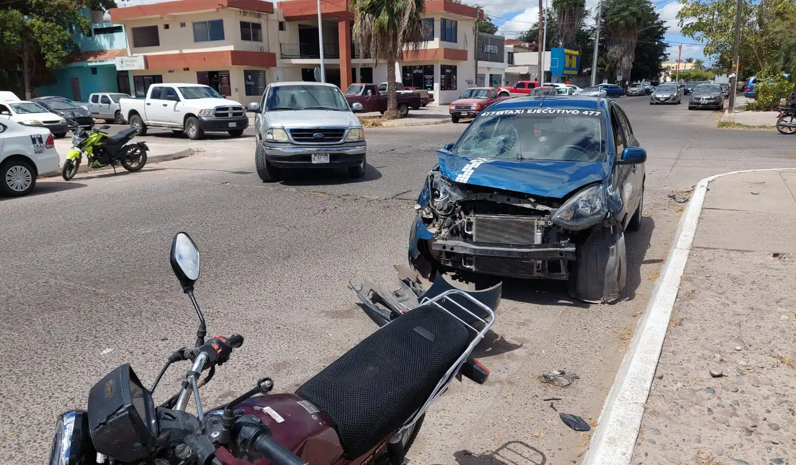 Automóvil taxi con el frente destrozado por choque