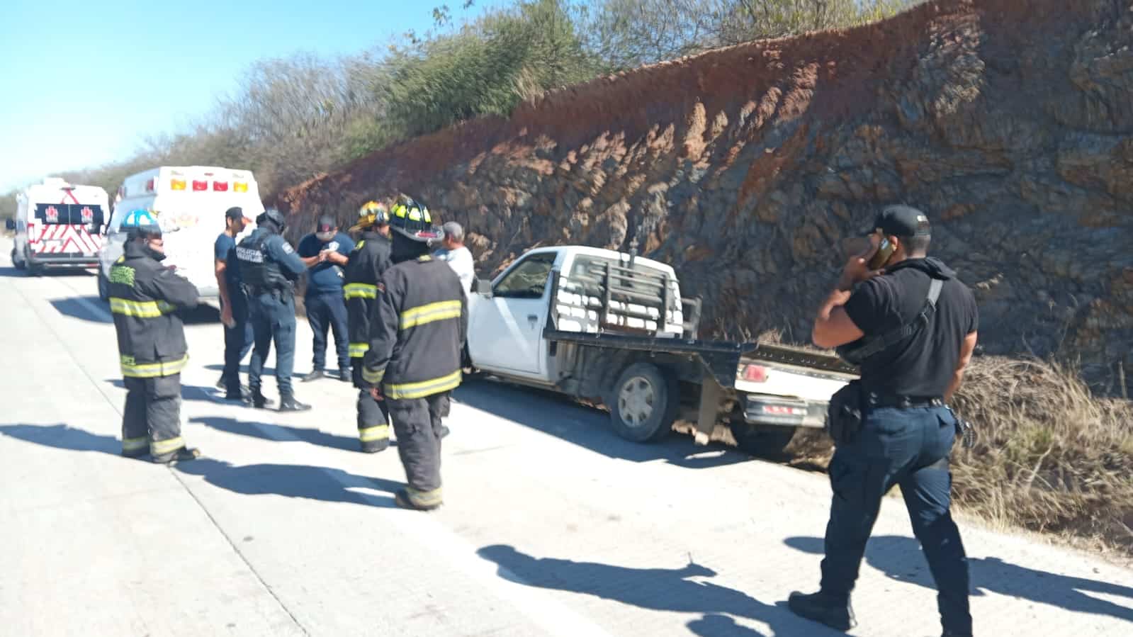 Bomberos con camioneta con reporte de incendio