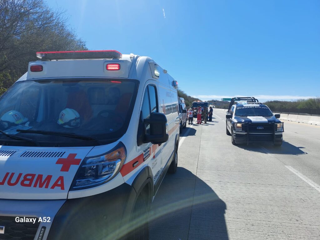 Ambulancia de la Cruz Roja en carretera