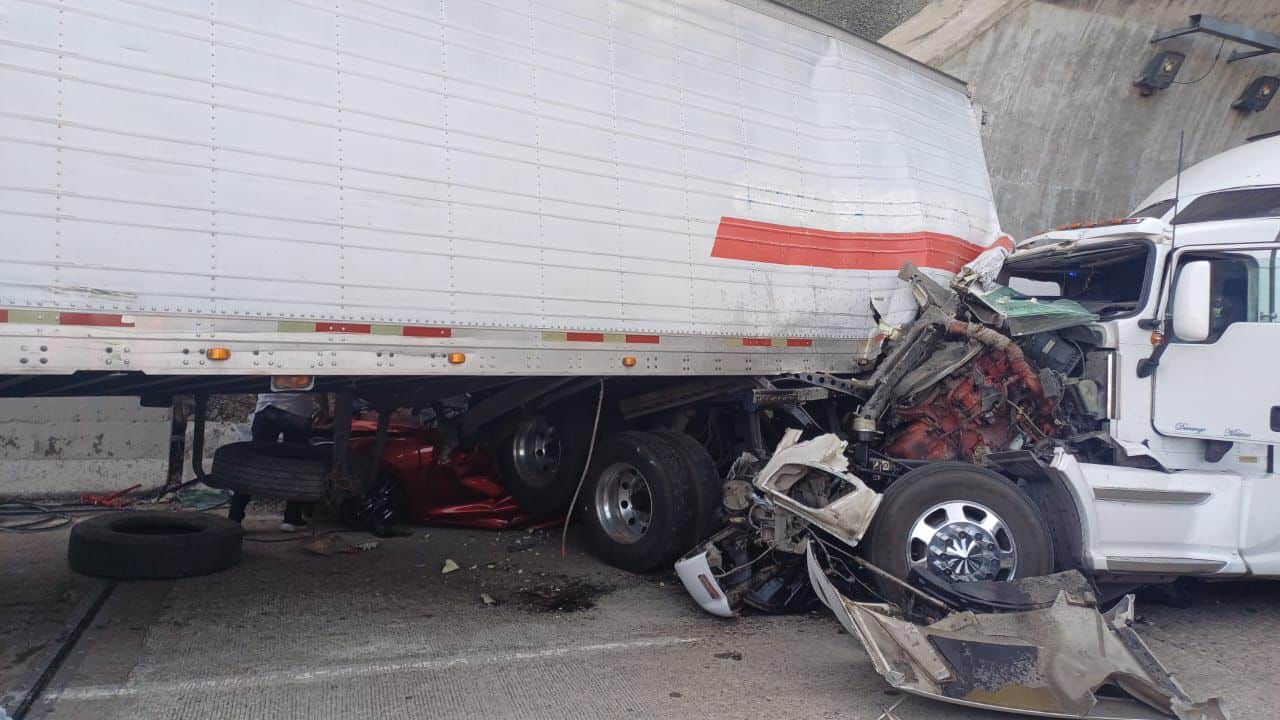 Choque de dos tráileres y vehículo prensado