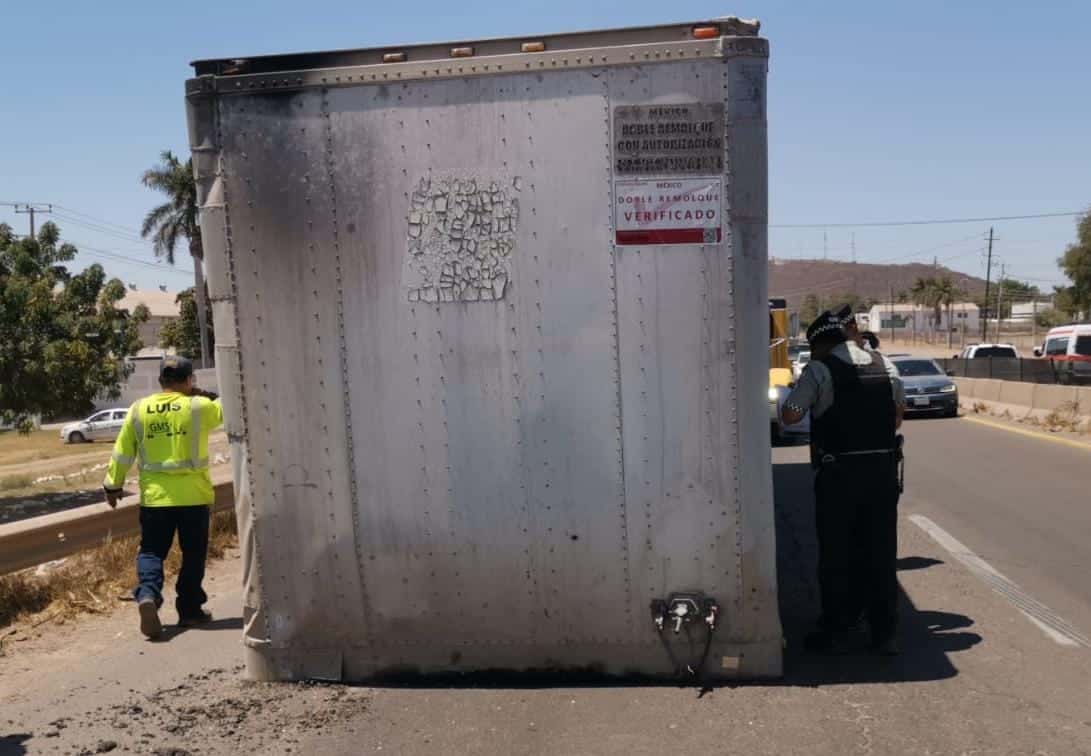 Caja de un tráiler causa congestionamiento vial