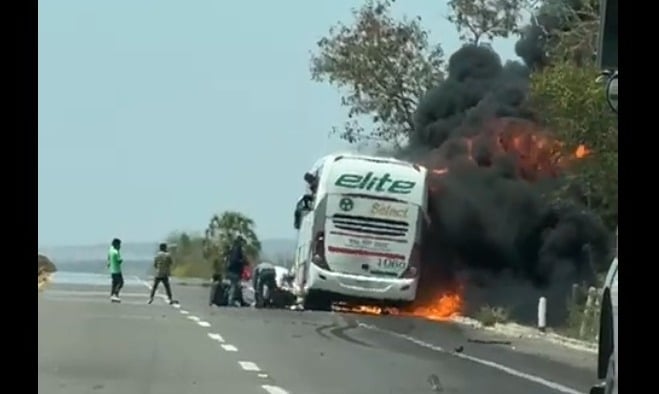 Personas saliendo de autobús camionazo en Agostura