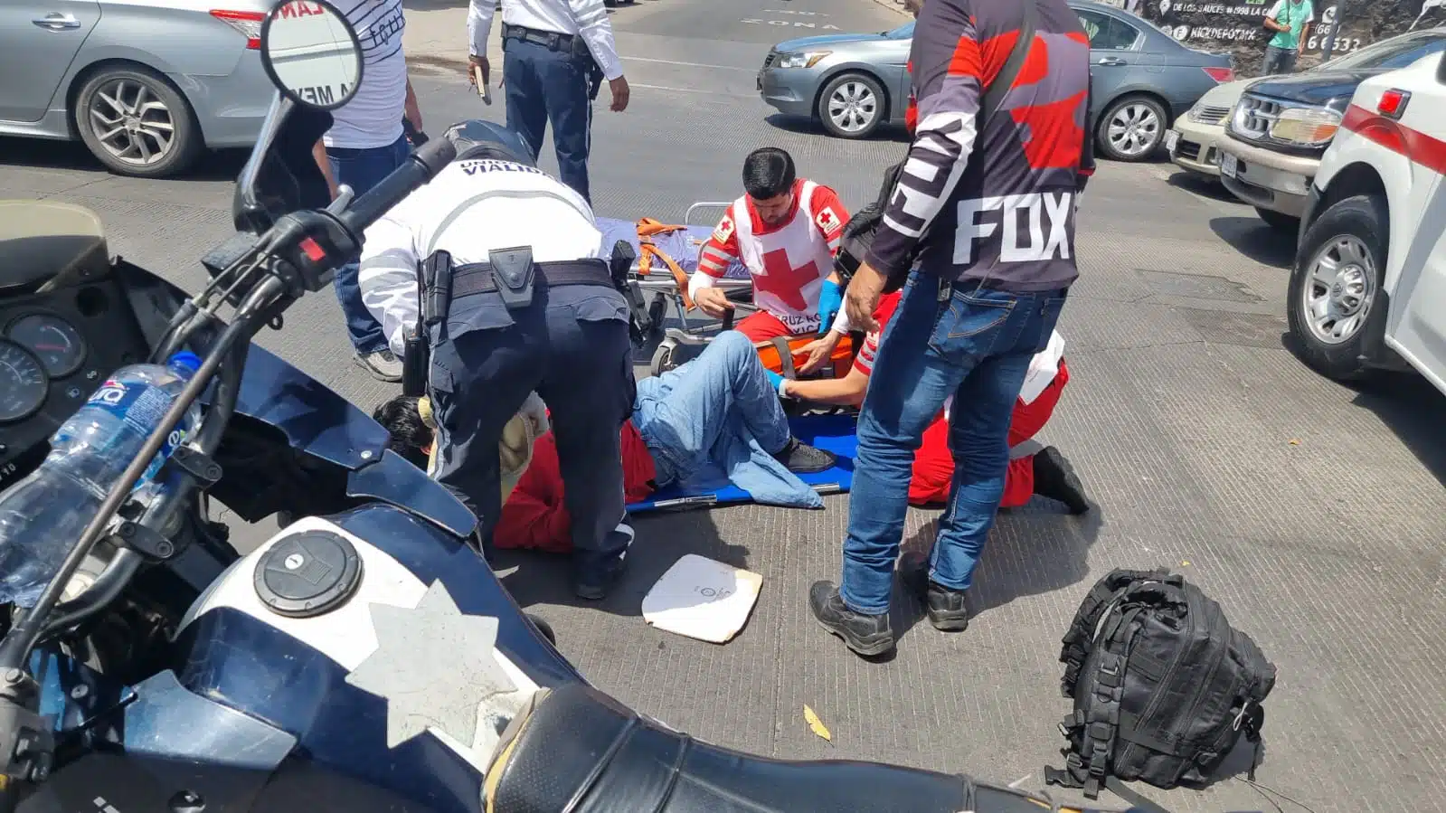 Paramédicos de la Cruz Roja atienden a hombre lesionado