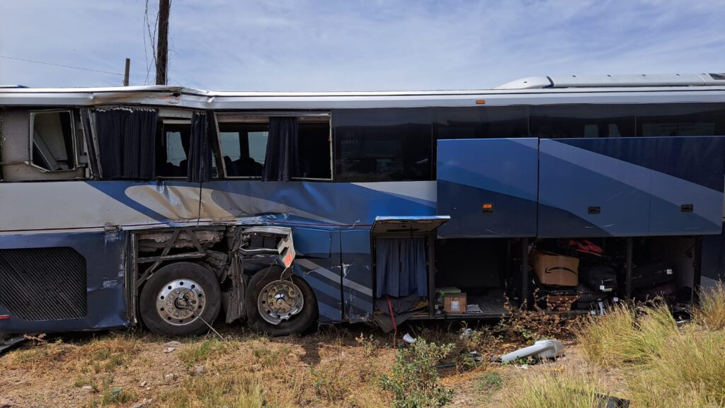 Autobús con tachadura tras accidente en Angostura