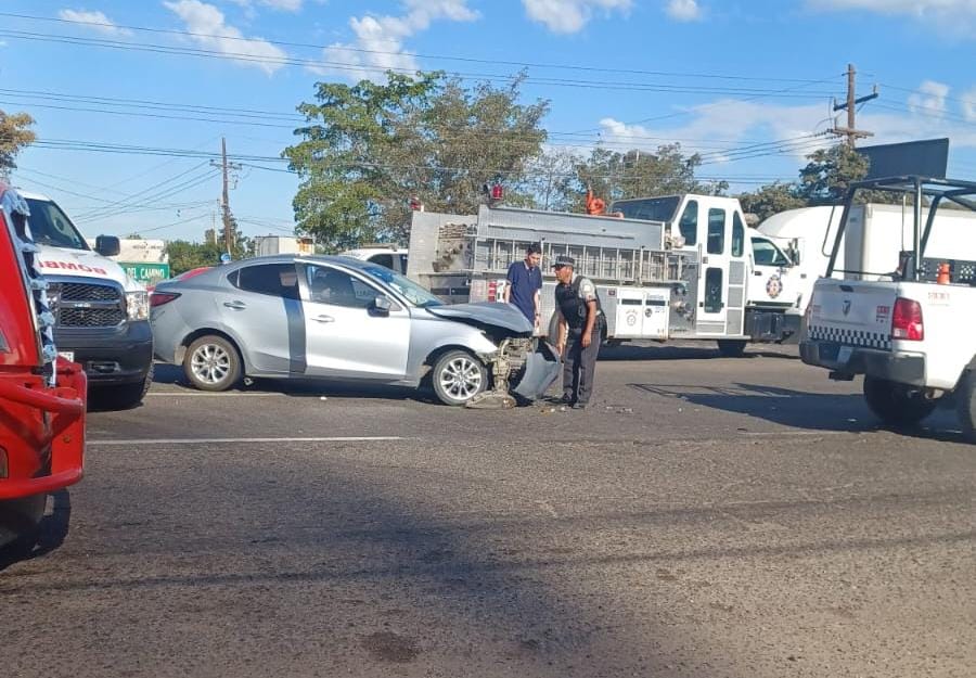 Automóvil tras choque con tráiler