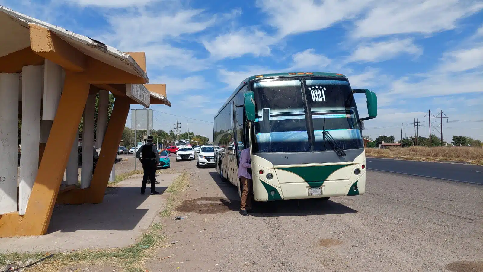 Autobús del Norte de Sinloa en parada por la carretera México15