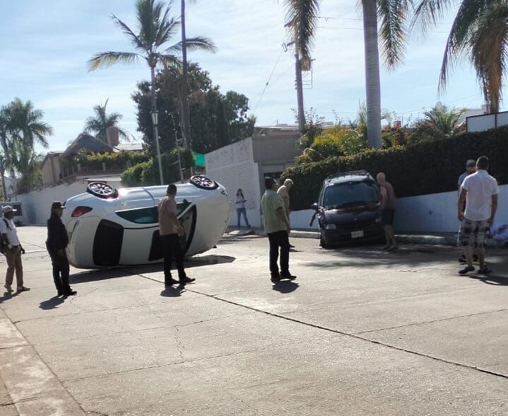 Automóvil volcado en calles de Mazatlán.