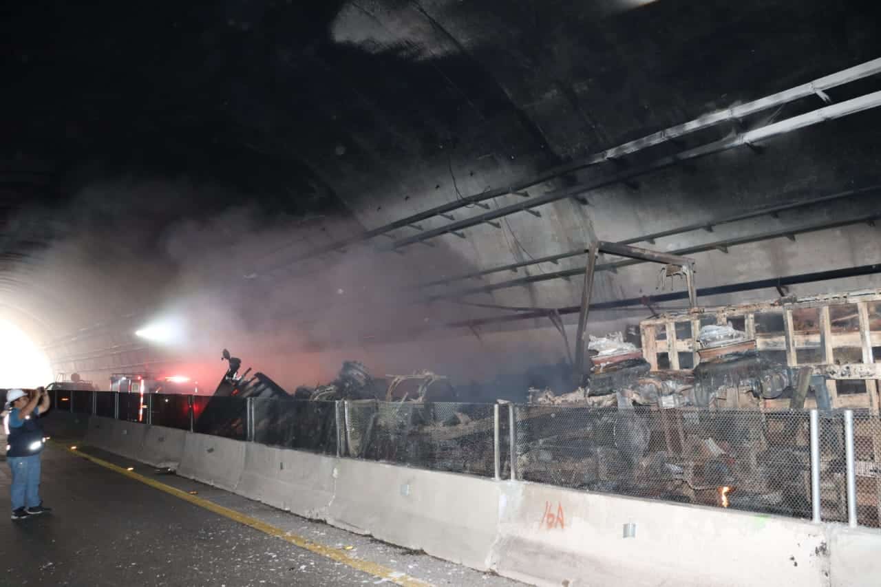 Tráiler tras accidente en tunel de El Carrizo
