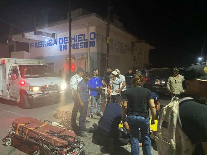 Paramédicos y ciudadanos en zona de accidente