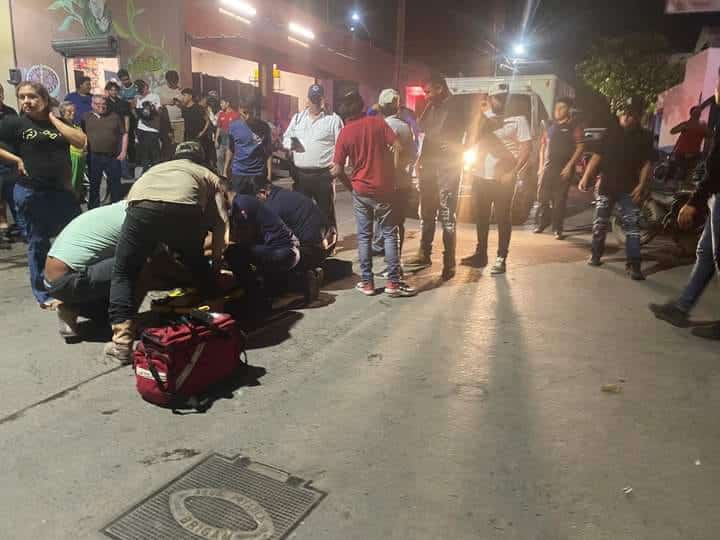 Paramédicos y ciudadanos en zona de accidente