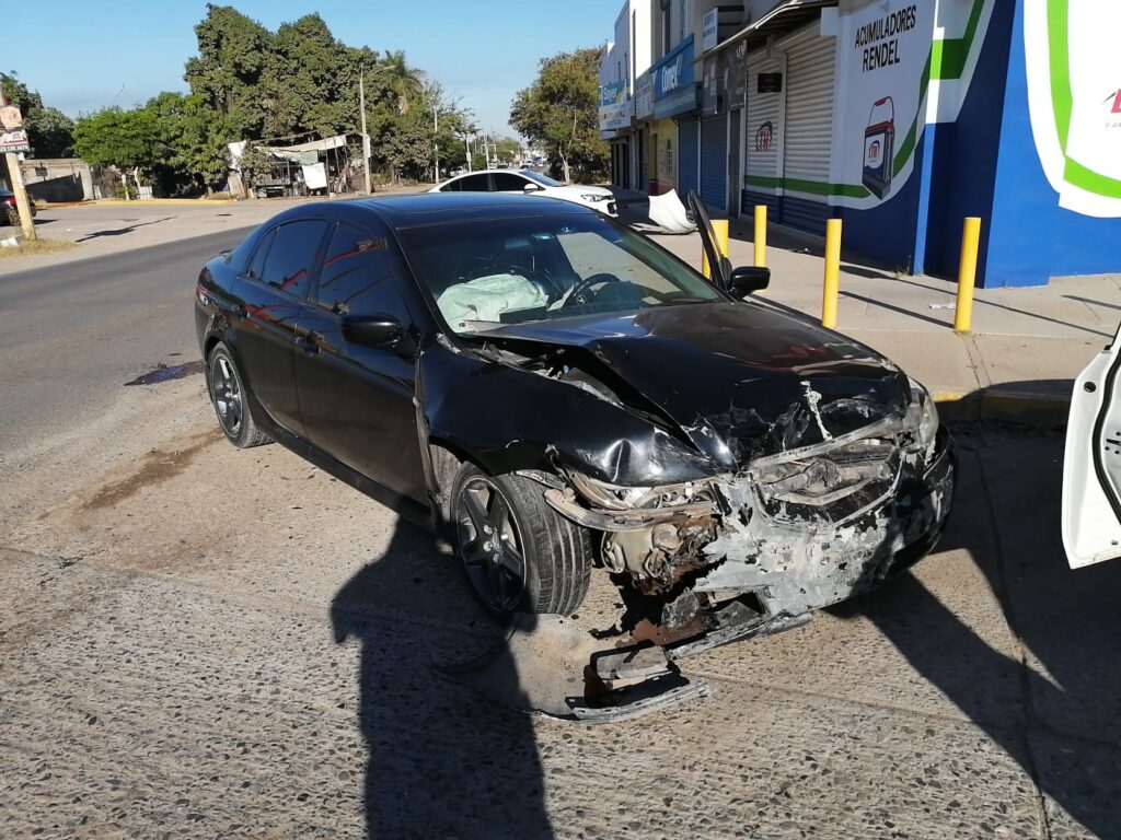 Vehículo de marca Acura, color negro tras accidente en Guamúchil