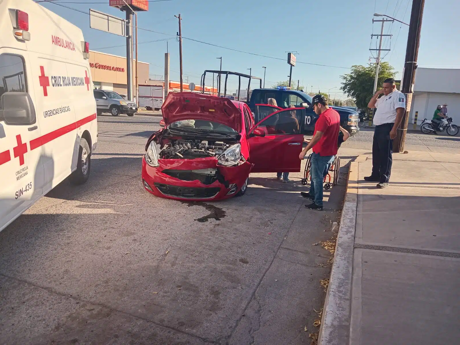 automóvil color rojo tras accidente en Guampuchil