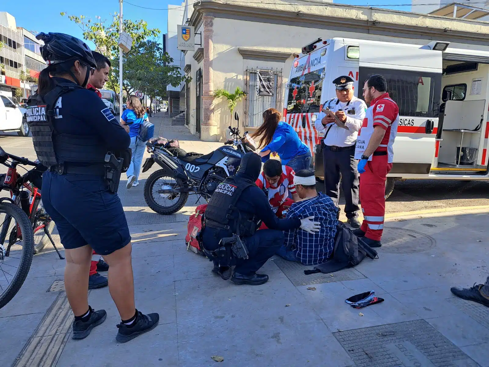 Paramédicos de la Cruz Roja Mexicana atendiendo a personas accidentada.