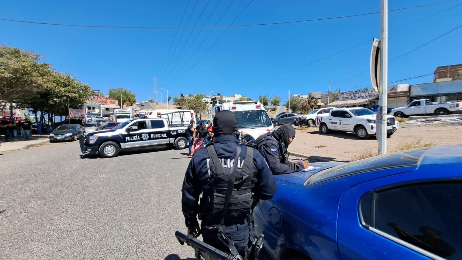 Elementos de Cruz Roja por choque entre motociclistas y automóvil
