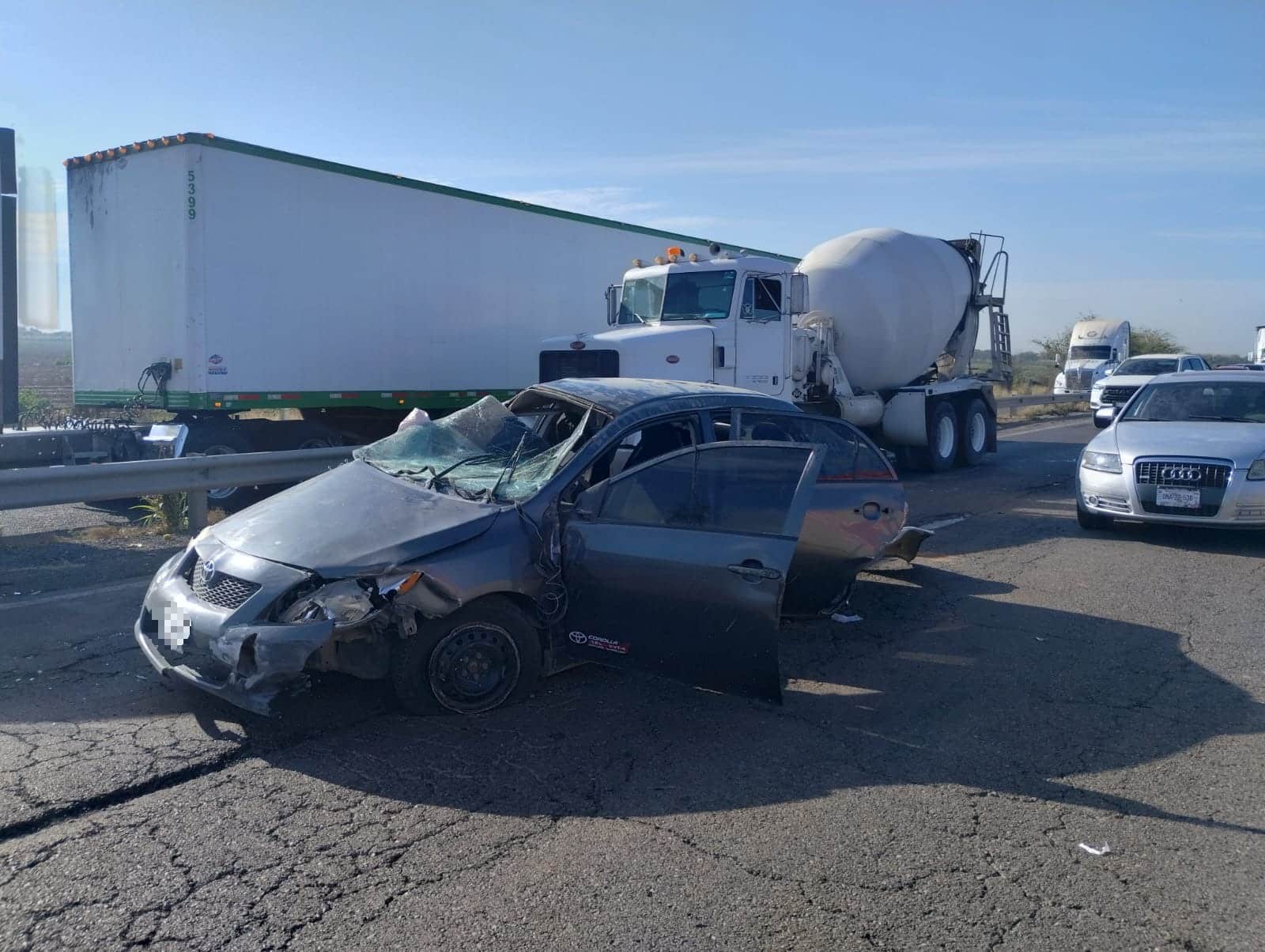Toyota Corolla con el frente tachado