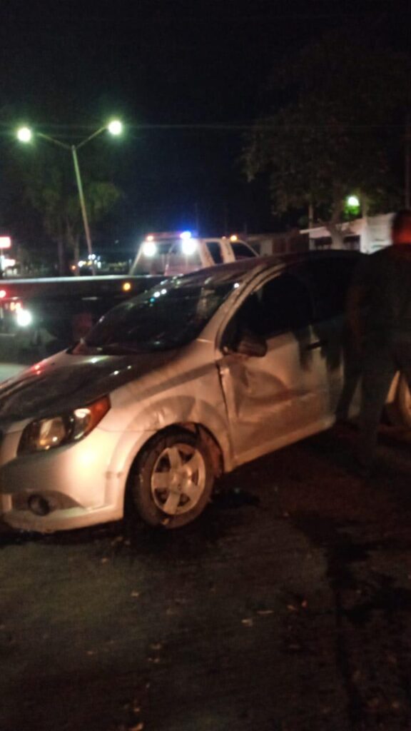 vehículo Chevrolet Aveo color gris, accidentado por el bulevar Pedro Anaya en Los Mochis.