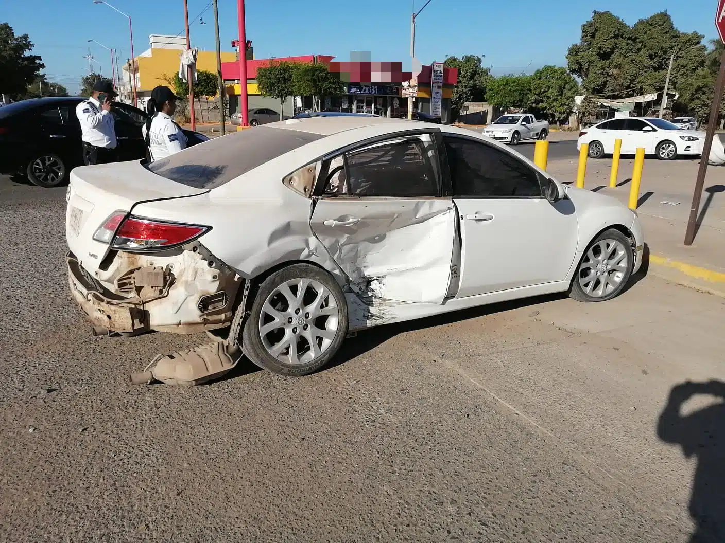 Vehículo de la marca Mazda color blanco tras accidente en Guamúchil