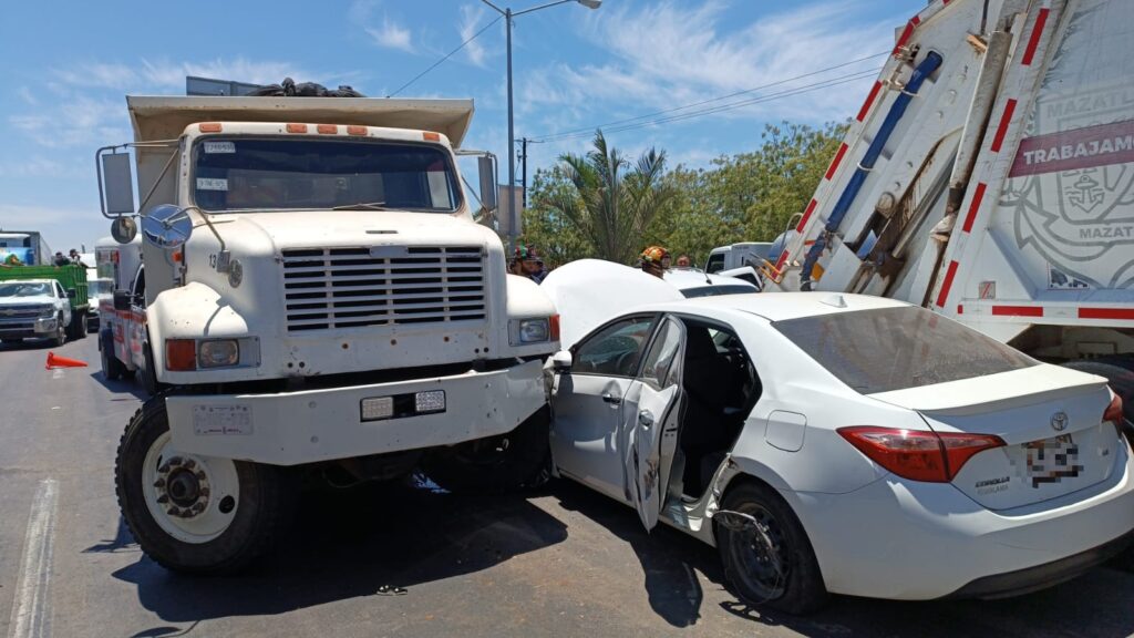 Vehículo Toyota Corolla blanco contra camión de basura