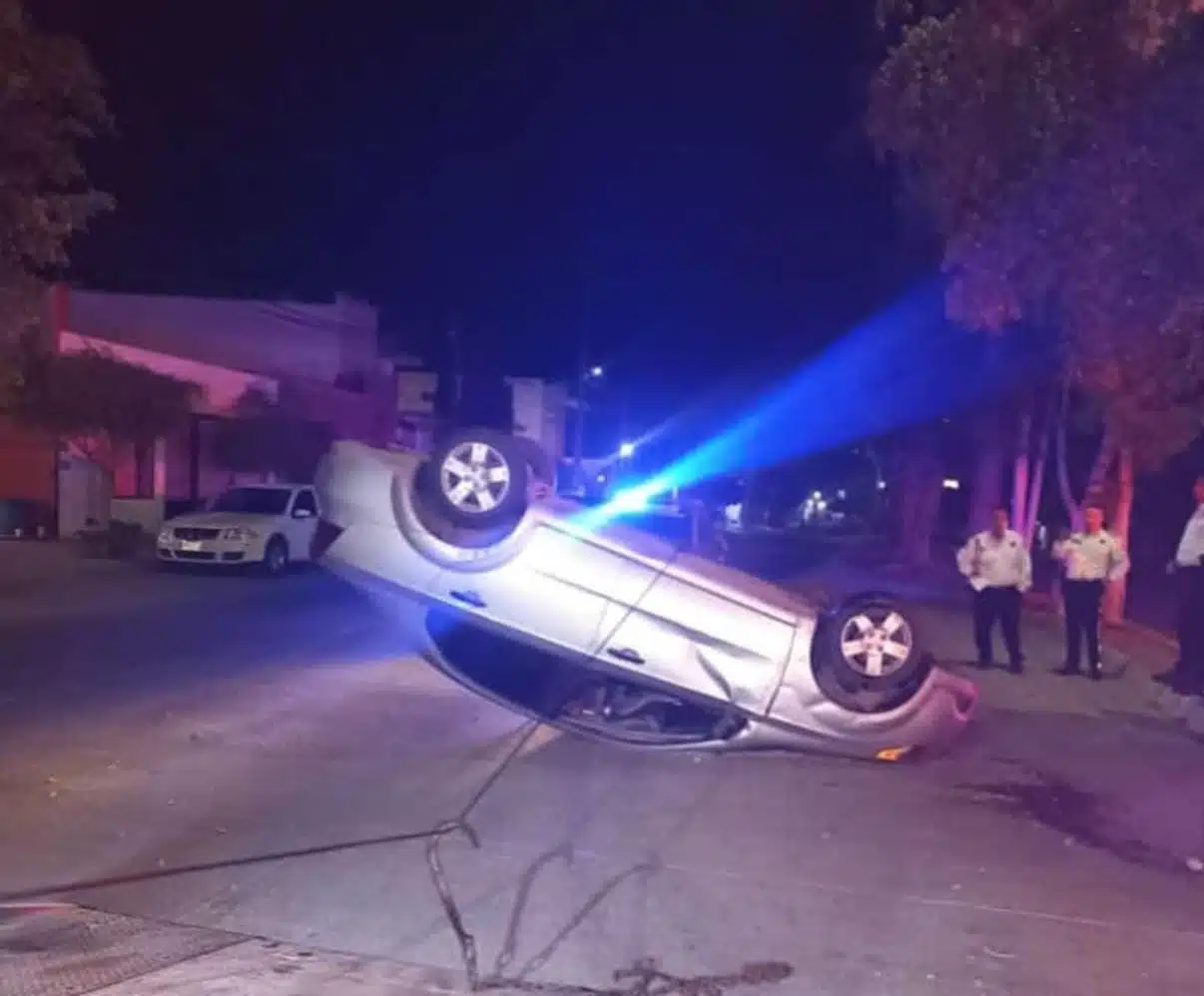 vehículo Chevrolet Aveo color gris, accidentado por el bulevar Pedro Anaya en Los Mochis.