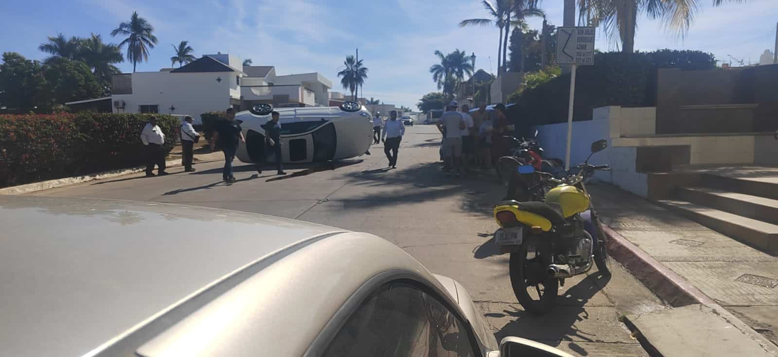 Automóvil volcado en calles de Mazatlán.