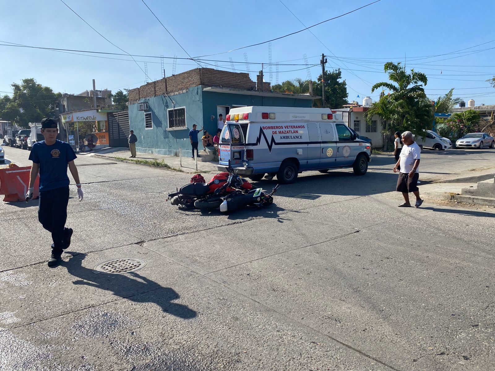 Paramédicos de Bomberos Veteranos Mazatlán de la estación Fovisste, auxilian a personas accidentadas.