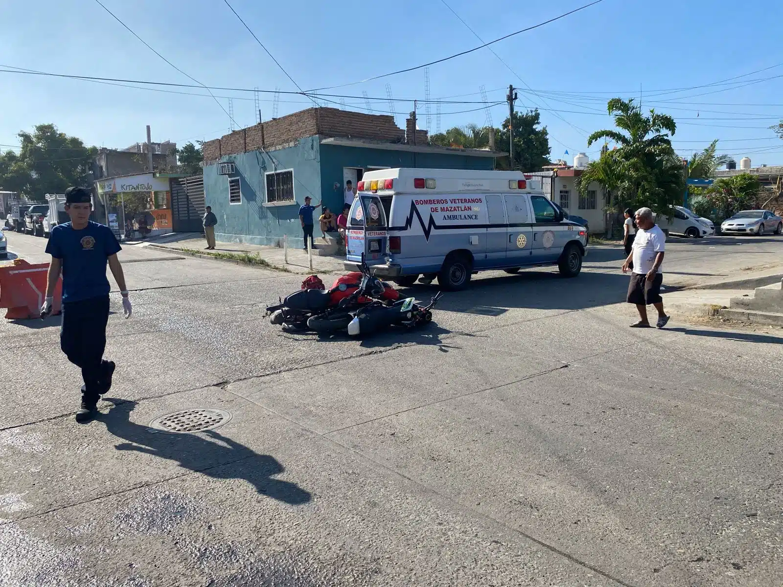 Paramédicos de Bomberos Veteranos Mazatlán de la estación Fovisste, auxilian a personas accidentadas.