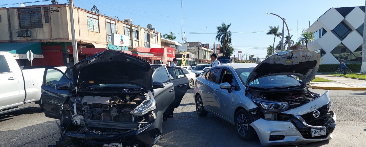 Automóvil volcado en el sector centro de Los Mochis.